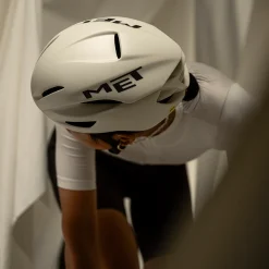 Casco Met Manta Mips - Wax White